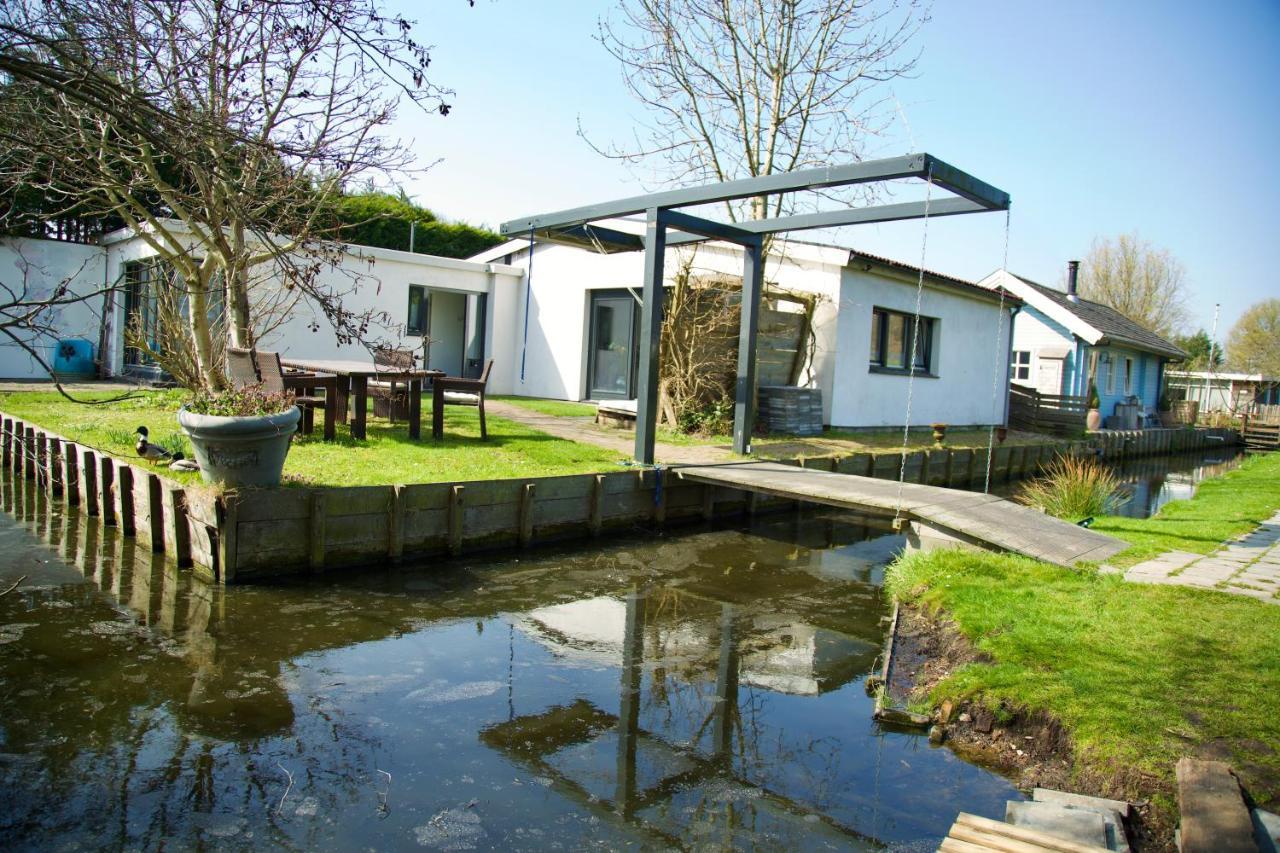 Bungalow between Haarlem&Amsterdam Vijfhuizen Bagian luar foto